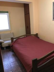 バレンシアにあるAlex Apartmentのベッドルーム1室(赤いベッド1台、窓付)