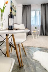 - une bouteille de vin assise sur une table dans le salon dans l'établissement ConceptHT Regim Hotelier, à Iaşi