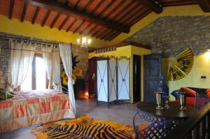 een slaapkamer met een bed en een tafel in een kamer bij Country Resort Il Frassine in Rignano sull'Arno