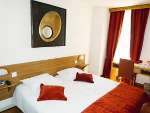 Posteľ alebo postele v izbe v ubytovaní Hostellerie du XVI Siècle