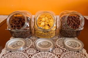 una mesa con cuatro frascos de cristal llenos de comida en B&B Palazzo Paciotti, en Trani