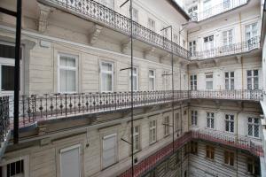 vista esterna di un edificio con balconi di Standard Apartment by Hi5 - Teréz 6 a Budapest