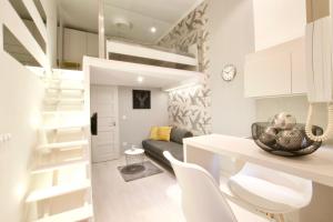 ブダペストにあるStandard Apartment by Hi5 - Teréz 6の小さなアパートメントで、ロフトベッド1台、リビングルームが備わります。