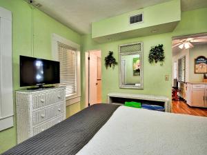 een slaapkamer met een bed en een flatscreen-tv bij Palm Place 2 - Coconut Palm Beach getaway 623 in Clearwater Beach
