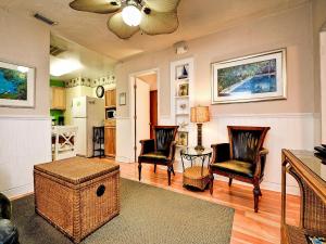 uma sala de estar com duas cadeiras e uma mesa em Palm Place 3 - Buccaneer Palm Beach getaway 622 em Clearwater Beach