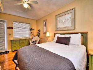 Un dormitorio con una cama y un ventilador de techo. en Palm Place 4- Royal Palm 621, en Clearwater Beach