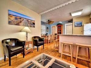 Una sala de estar con sillas y chimenea. en Palm Place 4- Royal Palm 621, en Clearwater Beach