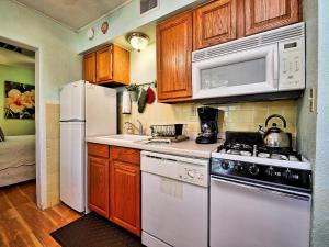 クリアウォーター・ビーチにあるPalm Place 2 - Coconut Palm Beach getaway 623のキッチン(白い家電製品、木製キャビネット付)