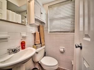 un baño con inodoro y lavabo en Palm Place 4- Royal Palm 621, en Clearwater Beach 23 fotos más
