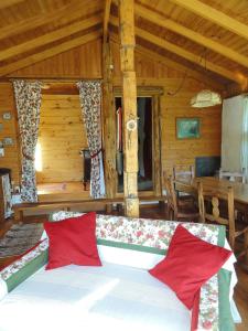 een slaapkamer met een bed in een houten hut bij Las Vertientes Lodge in San Martín de los Andes
