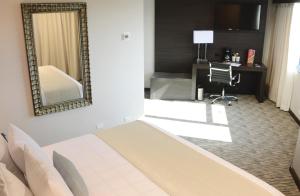 Postel nebo postele na pokoji v ubytování Grand Hotel Tijuana