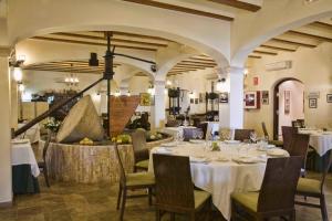 a dining room with a table and chairs at Hotel Tossal d'Altea in Altea