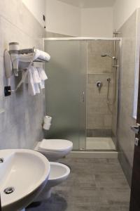 een badkamer met een douche, een toilet en een wastafel bij Ricci Rooms in Genua