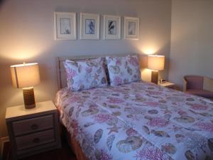 Un pat sau paturi într-o cameră la Hidden Harbor SW Cape- waterfront private home locally owned & managed, fair & honest pricing