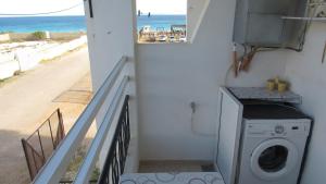 escalera con lavadora y ventana en Apartment Essayadi Residence, en Port El Kantaoui