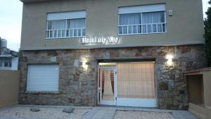マル・デル・プラタにあるHotel My Wayの「ホテル・マイ・ウェイ」と書かれた看板のある建物