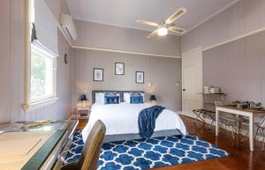 una camera con un letto e un tappeto blu di 99 Kirkland Bed & Breakfast a Brisbane