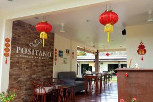 restauracja z czerwonymi latarniami, stołami i krzesłami w obiekcie Positano Alona Beach Panglao w Panglao City