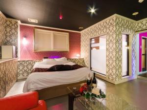 เตียงในห้องที่ Hotel TiAMO (Love Hotel)