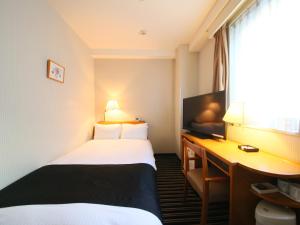 a bedroom with a bed, desk and television at APA Hotel Tokyo Itabashi Ekimae in Tokyo