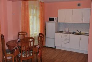 Кухня или мини-кухня в Квартира студия Саянск 