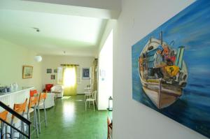 Pokój z obrazem łodzi na ścianie w obiekcie Villa Anesis w mieście Spetses
