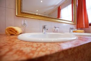 eine Badezimmertheke mit einem Waschbecken und einem Spiegel in der Unterkunft Höllboden in Ischgl