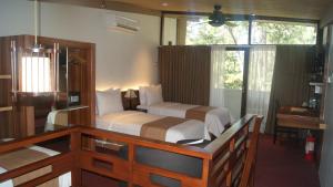Postel nebo postele na pokoji v ubytování Grand Sierra Pines Baguio