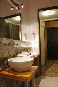 baño con un gran fregadero blanco en una encimera en Paralelo 42° Lodge, en El Maitén 36 fotos más