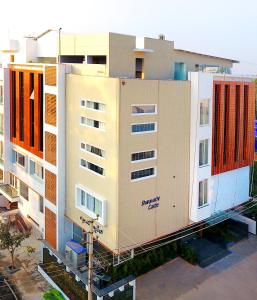 einen Blick über ein Gebäude mit orangefarbenen Fenstern in der Unterkunft Silicon Inn Hotel Bangalore Airport in Devanhalli