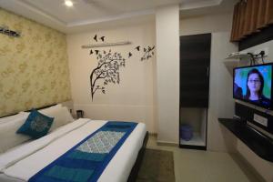 Shree Akshar Restaurant and Hotel tesisinde bir odada yatak veya yataklar