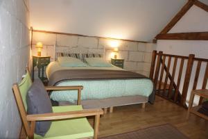 1 dormitorio con 1 cama con 2 sillas y 2 mesas en Gite 3* pour 2 "Vert Campagne", en Grézillé
