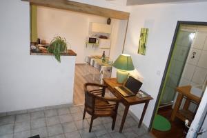 Habitación con escritorio y ordenador portátil. en Gite 3* pour 2 "Vert Campagne", en Grézillé