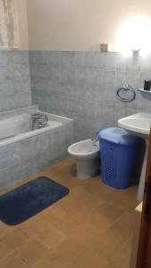 ein Badezimmer mit einer Badewanne, einem WC und einem Waschbecken in der Unterkunft La Grande Lauze in Champcella