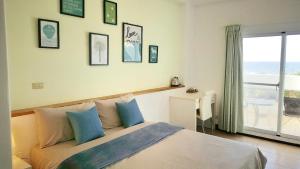 a bedroom with a bed with a view of the ocean at 海明威民宿 台東縣民宿編號0849號 in Green Island