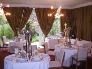 Restoran atau tempat lain untuk makan di Emerald Guest House Springs