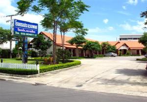 an empty street with a sign in front of a building at Prachuap Place Hotel in Prachuap Khiri Khan