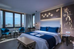 una camera d'albergo con letto, tavolo e sedie di Lavris City Suites a Heraklion