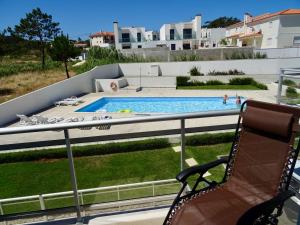 Salir de PortoにあるBela Baïaのスイミングプールを望むバルコニー