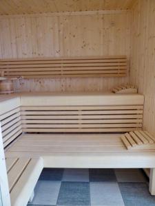 un sauna vide avec des murs en bois et du parquet dans l'établissement Chasa Vaidum, à Samnaun