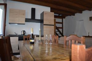 een fles wijn op een tafel met glazen bij Il pensiero in Lenno +15 foto's