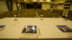 Parion Hotel في تْشاناكالي: كأسين من النبيذ يجلسون على طاولة في قاعة