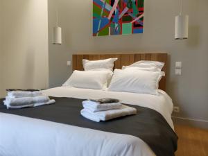 - une chambre avec 2 lits et des serviettes dans l'établissement Hôtel Le Domaine Du Moulin de Monjous, à Gradignan