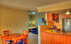 Bila Vista Kirra Beachside Apartments tesisinde mutfak veya mini mutfak