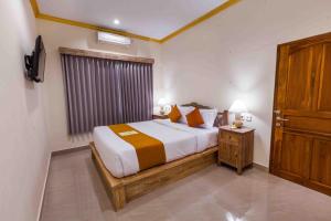 een slaapkamer met een groot bed en een raam bij Vimala Ubud in Ubud
