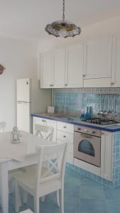 Cuisine ou kitchenette dans l'établissement Residenza del Mare & SPA
