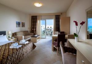Гостиная зона в Molos Bay Hotel