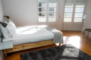 ポルトにあるLiiiving in Porto | Santa Catarina Luxury Apartmentsのベッドルーム1室(白いシーツとラグ付)