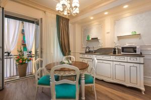 uma cozinha com uma mesa e cadeiras e um micro-ondas em Guelphs Apartments em Verona