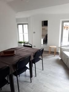 sala de estar con mesa, sillas y cama en Porta Maia en Urbino